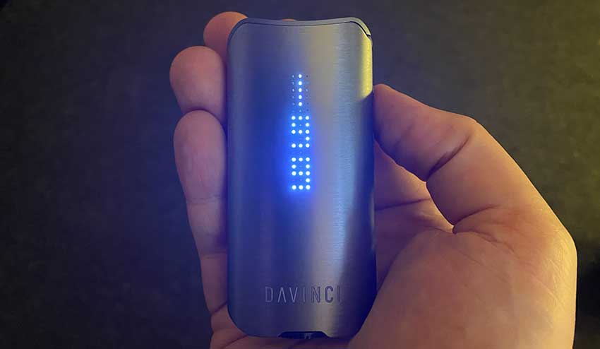 DaVinci IQ2 — LED-Matrix Display in der Hand